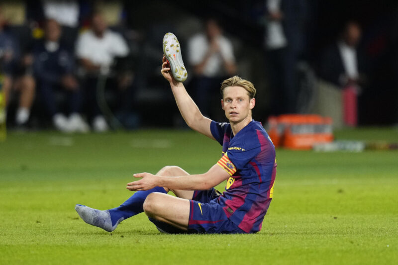 Frenkie de Jong: "Ir a Miami no es justo para la competición" El centrocampista del Barcelona Frenkie de Jong durante el partido de la primera fase de la Liga de Campeones que FC Barcelona y PSG disputaron en el estadio olímpico Lluis Companys. EFE/Siu Wu