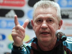 El entrenador de la selección mexicana de fútbol, Javier Aguirre, habla durante una conferencia de prensa este lunes, en la ciudad de Guadalajara (México). EFE/ Francisco Guasco