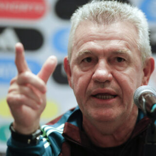 El entrenador de la selección mexicana de fútbol, Javier Aguirre, habla durante una conferencia de prensa este lunes, en la ciudad de Guadalajara (México). EFE/ Francisco Guasco