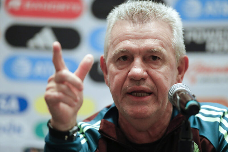 El entrenador de la selección mexicana de fútbol, Javier Aguirre, habla durante una conferencia de prensa este lunes, en la ciudad de Guadalajara (México). EFE/ Francisco Guasco