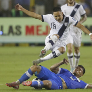 El centrocampista salvadoreño Marcelo Díaz (abajo) se arroja al piso para despojar del balón al mediapunta guatemalteco Óscar Santis durante el partido de la cuarta jornada del Grupo A de las eliminatorias de la Concacaf para el Mundial de 2026 jugado este martes en el estadio Cuscatlán de San Salvador. EFE/ Rodrigo Sura