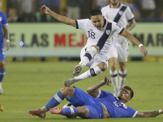 El centrocampista salvadoreño Marcelo Díaz (abajo) se arroja al piso para despojar del balón al mediapunta guatemalteco Óscar Santis durante el partido de la cuarta jornada del Grupo A de las eliminatorias de la Concacaf para el Mundial de 2026 jugado este martes en el estadio Cuscatlán de San Salvador. EFE/ Rodrigo Sura
