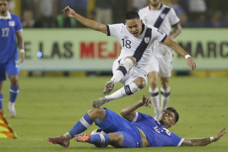 El centrocampista salvadoreño Marcelo Díaz (abajo) se arroja al piso para despojar del balón al mediapunta guatemalteco Óscar Santis durante el partido de la cuarta jornada del Grupo A de las eliminatorias de la Concacaf para el Mundial de 2026 jugado este martes en el estadio Cuscatlán de San Salvador. EFE/ Rodrigo Sura