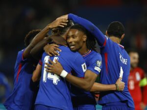 Adrien Rabiot (c-i), de Francia, celebra con sus compañeros tras marcar el 2-0 durante el partido disputado este viernes frente a Azerbaiyán, correspondiente a la fase de clasificación para el Mundial 2026. EFE/YOAN VALAT