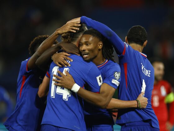 Adrien Rabiot (c-i), de Francia, celebra con sus compañeros tras marcar el 2-0 durante el partido disputado este viernes frente a Azerbaiyán, correspondiente a la fase de clasificación para el Mundial 2026. EFE/YOAN VALAT