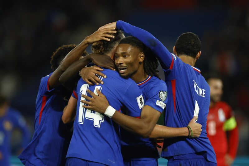 Adrien Rabiot (c-i), de Francia, celebra con sus compañeros tras marcar el 2-0 durante el partido disputado este viernes frente a Azerbaiyán, correspondiente a la fase de clasificación para el Mundial 2026. EFE/YOAN VALAT