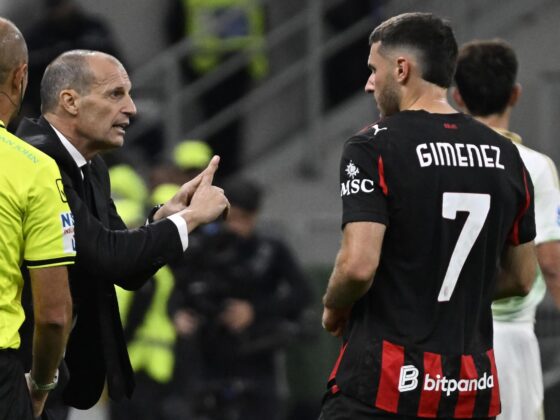 Allegri defiende a Santiago Giménez con "brutal declaración" Massimiliano Allegri da instrucciones a Santiago Giménez. EFE/EPA/DANIEL DAL ZENNARO