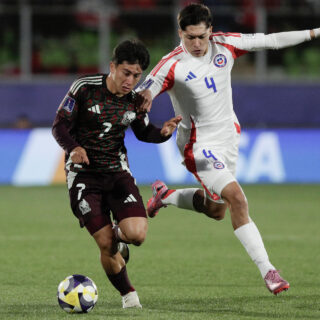 Patricio Romero (d), de Chile ,disputa el balón con Alexéi Domínguez, de México, en un partido de octavos de final del Mundial Sub-20. EFE/Adriana Thomasa