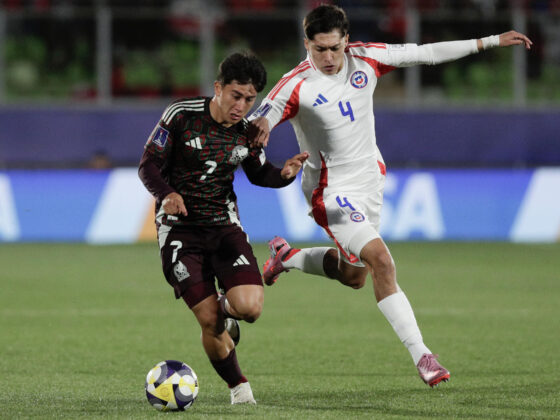 Patricio Romero (d), de Chile ,disputa el balón con Alexéi Domínguez, de México, en un partido de octavos de final del Mundial Sub-20. EFE/Adriana Thomasa