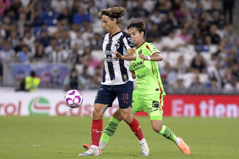 ¿Regresa a España? Sergio Canales no renovaría con Rayados Sergio Canales (i) de Monterrey disputa un balón con Diego Ochoa (d) de Juárez este martes, en un partido de la Liga MX entre Monterrey y Juárez en el estadio BBVA, en Guadalupe (México). EFE/ Antonio Ojeda