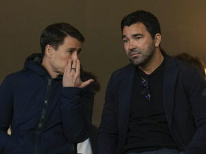 El director deportivo del FC Barcelona, Deco (d) en la grada junto a Bojan Krikic, coordeinario del área de fútbol. en una foto de archivo de Alejandro García. EFE