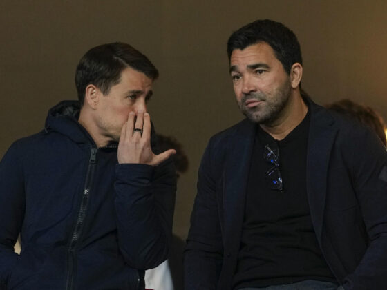 El director deportivo del FC Barcelona, Deco (d) en la grada junto a Bojan Krikic, coordeinario del área de fútbol. en una foto de archivo de Alejandro García. EFE