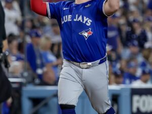 Video: ¡Historia y récords de Alejandro Kirk, el mexicano de la MLB! El receptor de los Toronto Blue Jays, Alejandro Kirk, reacciona mientras recorre las bases después de conectar un jonrón de tres carreras contra los Los Angeles Dodgers durante la cuarta entrada del juego tres de la Serie Mundial de la MLB. EFE/EPA/ALLISON DINNER