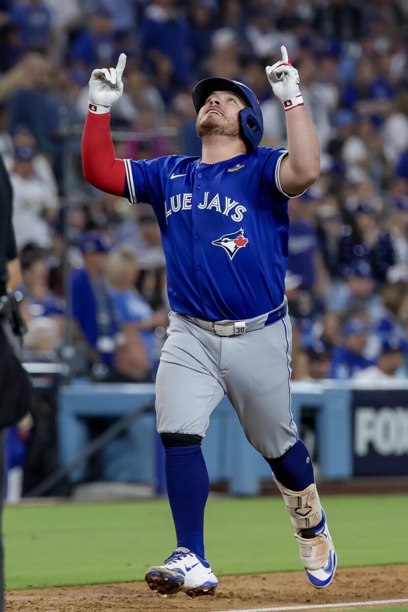 El receptor de los Toronto Blue Jays, Alejandro Kirk, reacciona mientras recorre las bases después de conectar un jonrón de tres carreras contra los Los Angeles Dodgers durante la cuarta entrada del juego tres de la Serie Mundial de la MLB. EFE/EPA/ALLISON DINNER