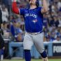 El receptor de los Toronto Blue Jays, Alejandro Kirk, reacciona mientras recorre las bases después de conectar un jonrón de tres carreras contra los Los Angeles Dodgers durante la cuarta entrada del juego tres de la Serie Mundial de la MLB. EFE/EPA/ALLISON DINNER