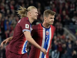 El delantero noruego Erling Braut Haaland (I) celebra con su compañero Alexander Sorloth el 4-0 durante el partido de clasificación para el Mundial 2026 que han jugado Noruega eIsrael en Oslo, Noruega. EFE/EPA/Fredrik Varfjell