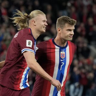 El delantero noruego Erling Braut Haaland (I) celebra con su compañero Alexander Sorloth el 4-0 durante el partido de clasificación para el Mundial 2026 que han jugado Noruega eIsrael en Oslo, Noruega. EFE/EPA/Fredrik Varfjell