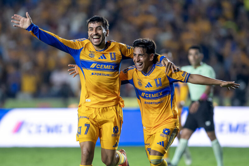 El nuevo estadio de los Tigres UANL cada vez mas cerca Angel Correa (I) and Diego Sánchez (D) celebran el gol del exjugador del Atlético de Madrid en la victoria de Tigres sobre Necaxa. EFE/Miguel Sierra.