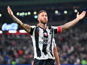 El central español Sergio Ramos celebra un gol de penalti que selló este sábado el empate 1-1 de Monterrey con Pumas en partido de la fecha 13 del Torneo Apertura mexicano jugado en el estadio BBVA,de Guadalupe. EFE/ Miguel Sierra
