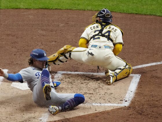 El jardinero de los Los Angeles Dodgers, Enrique Hernandez (i), llega al home plate durante el segundo juego de la Serie de Campeonato de la Liga Nacional de la MLB contra los Brewers en Milwaukee (Wisconsin). EFE/EPA/ROSS HARRIED
