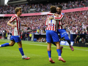 LaLiga: Partidos, marcadores y horarios de la jornada 11 Baena celebra el 5-2 al Real Madrid junto a Griezmann y Barrios. EFE/Borja Sánchez Trillo