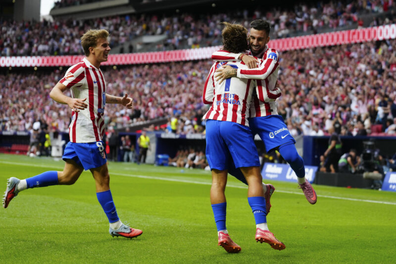 Baena celebra el 5-2 al Real Madrid junto a Griezmann y Barrios. EFE/Borja Sánchez Trillo
