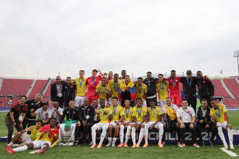 Jugadores de la selección sub-20 de Colombia celebran este sábado la conquista del tercer puesto del Mundial juvenil de Chile tras derrotar por 1-0 a la de Francia en el estadio Nacional Julio Martínez Prádanos, de Santiago. EFE/ Ailen Díaz