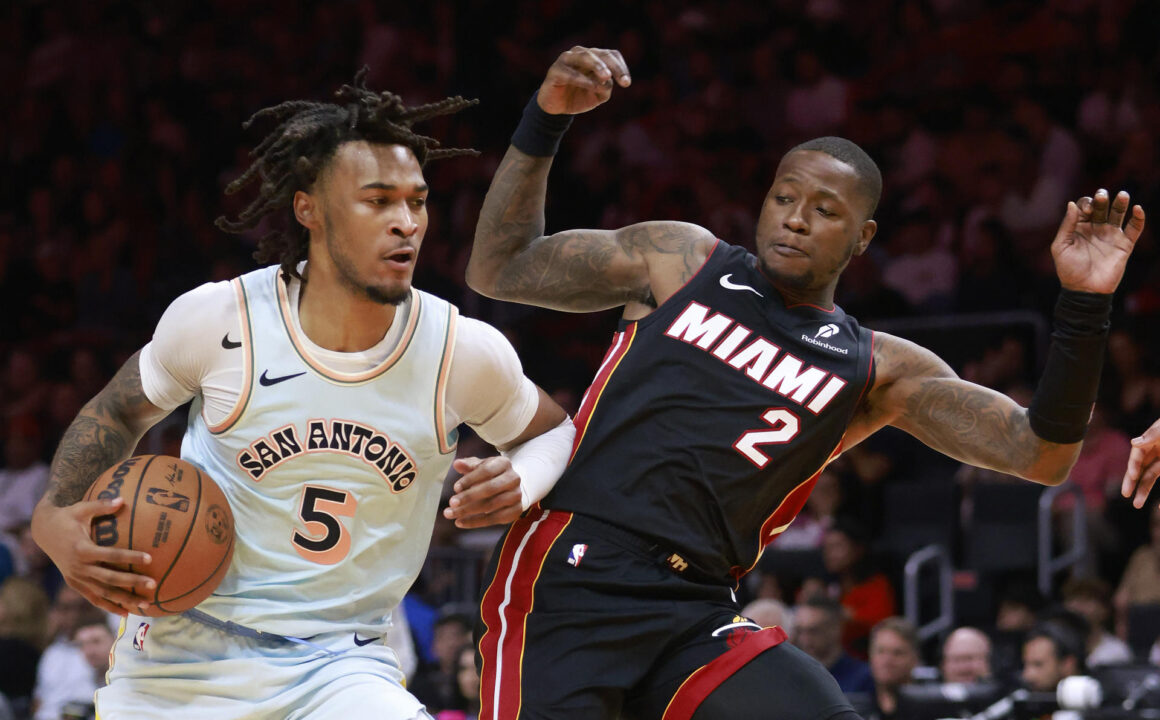 Terry Rozier (d), jugador de los Miami Heat. EFE/ Rhona Wise
