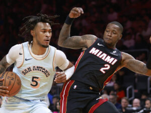 Terry Rozier (d), jugador de los Miami Heat. EFE/ Rhona Wise
