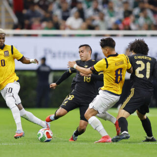 Erick Daniel Sánchez (2i) y César Huerta (2d) de México disputan el balón con Jordy José Alcívar (1d) y Nilson David Angulo (1i) de Ecuador este martes, durante un partido amistoso entre la selección de México y Ecuador, en el Estadio Akron, en Guadalajara (México). EFE/ Francisco Guasco