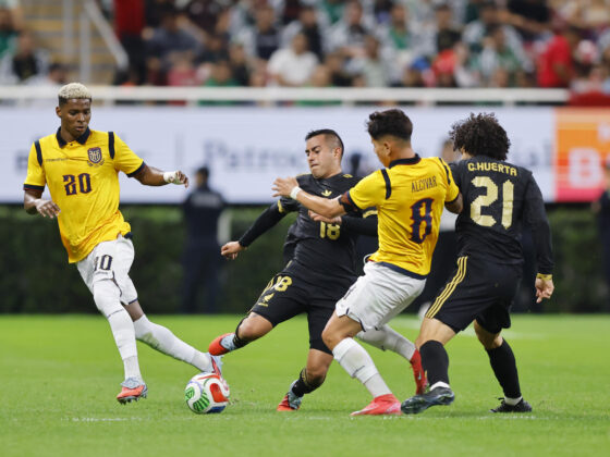 Erick Daniel Sánchez (2i) y César Huerta (2d) de México disputan el balón con Jordy José Alcívar (1d) y Nilson David Angulo (1i) de Ecuador este martes, durante un partido amistoso entre la selección de México y Ecuador, en el Estadio Akron, en Guadalajara (México). EFE/ Francisco Guasco