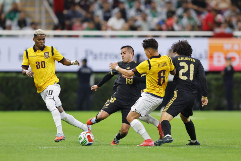 Erick Daniel Sánchez (2i) y César Huerta (2d) de México disputan el balón con Jordy José Alcívar (1d) y Nilson David Angulo (1i) de Ecuador este martes, durante un partido amistoso entre la selección de México y Ecuador, en el Estadio Akron, en Guadalajara (México). EFE/ Francisco Guasco