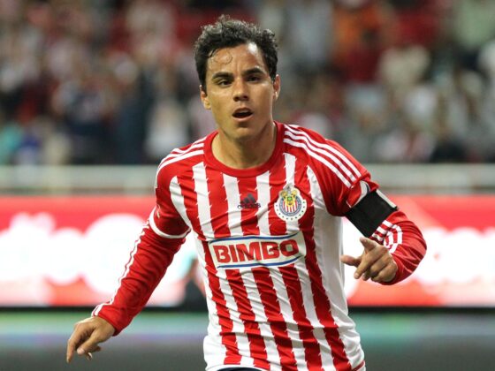 Fotografía de archivo del exjugador de Chivas Omar Bravo festejando una anotación en el estadio Omnilife de la Ciudad de Guadalajara (México). EFE/Ulises Ruiz Basurto