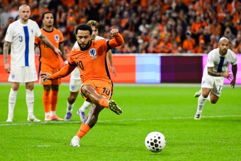 El delantero del Países Bajos Memphis Depay logra el 3-0 durante el partido de clasificación para el Mundial 2026 jugado en Amsterdam, Países Bajos. EFE/EPA/OLAF KRAAK