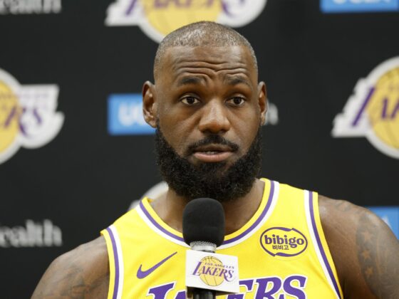 Fotografía de archivo del astro de la NBA LeBron James, quien ha desatado este martes una polémica en Estados Unidos por un anuncio publicitario. EFE/EPA/CAROLINE BREHMAN SHUTTERSTOCK OUT