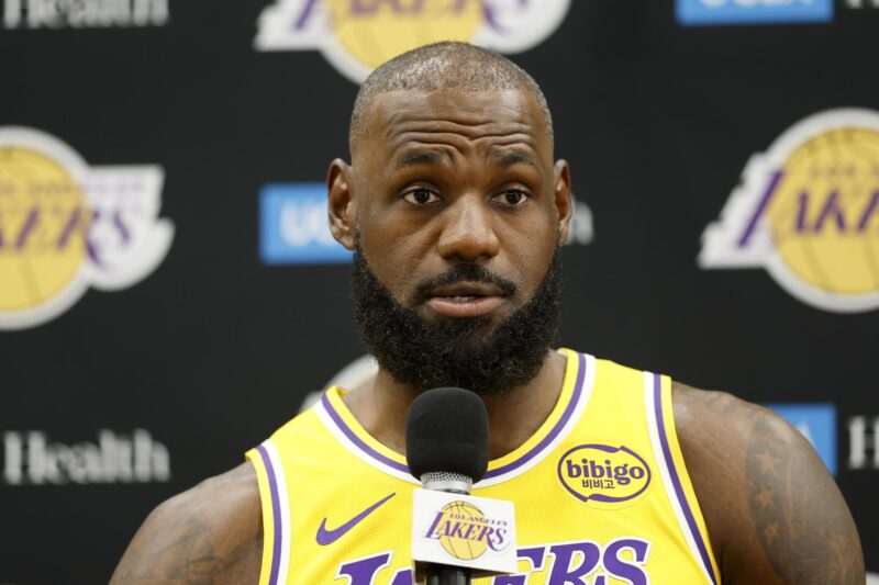 Fotografía de archivo del astro de la NBA LeBron James, quien ha desatado este martes una polémica en Estados Unidos por un anuncio publicitario. EFE/EPA/CAROLINE BREHMAN SHUTTERSTOCK OUT