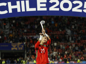 Yassir Zabiri de Marruecos sostiene el trofeo de plata como segundo mejor jugador del mundial, en la final de la Copa del Mundo Sub-20 entre Argentina y Marruecos en el estadio Nacional Julio Martínez Prádanos en Santiago (Chile). EFE/ Elvis González