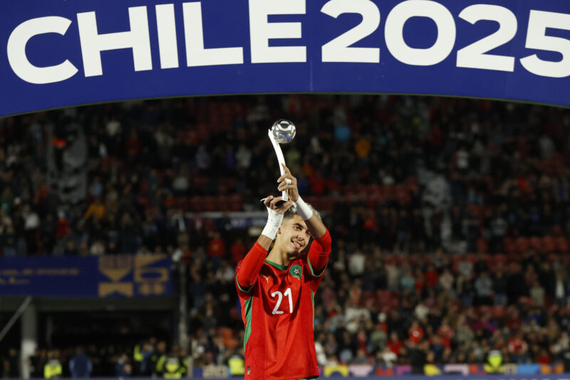 Unanimo Breves: Marruecos hace historia en Chile; inicia la NBA Yassir Zabiri de Marruecos sostiene el trofeo de plata como segundo mejor jugador del mundial, en la final de la Copa del Mundo Sub-20 entre Argentina y Marruecos en el estadio Nacional Julio Martínez Prádanos en Santiago (Chile). EFE/ Elvis González