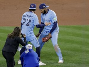 El primera base de los Toronto Blue Jays, Vladimir Guerrero Jr. (R), celebra con el infielder Ernie Clement (L) después de que los Blue Jays derrotaran a los Seattle Mariners en el tercer juego de la final de la Liga Americana de la MLB. EFE/EPA/JOHN G. MABANGLO