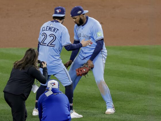 El primera base de los Toronto Blue Jays, Vladimir Guerrero Jr. (R), celebra con el infielder Ernie Clement (L) después de que los Blue Jays derrotaran a los Seattle Mariners en el tercer juego de la final de la Liga Americana de la MLB. EFE/EPA/JOHN G. MABANGLO