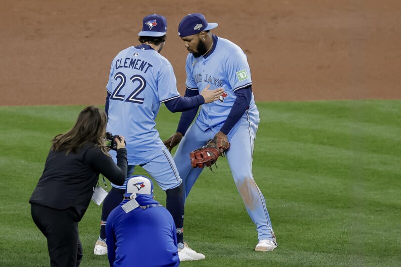 El primera base de los Toronto Blue Jays, Vladimir Guerrero Jr. (R), celebra con el infielder Ernie Clement (L) después de que los Blue Jays derrotaran a los Seattle Mariners en el tercer juego de la final de la Liga Americana de la MLB. EFE/EPA/JOHN G. MABANGLO