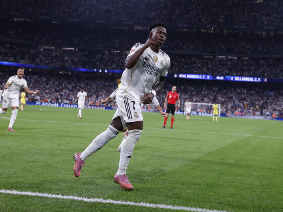 El delantero del Real Madrid Vinicius Jr celebra su gol contra el Villarreal, durante el partido de la jornada 8 de LaLiga EA Sports que Real Madrid y Villarreal disputaron en el estadio Santiago Bernabéu.- EFE/ Javier Lizón
