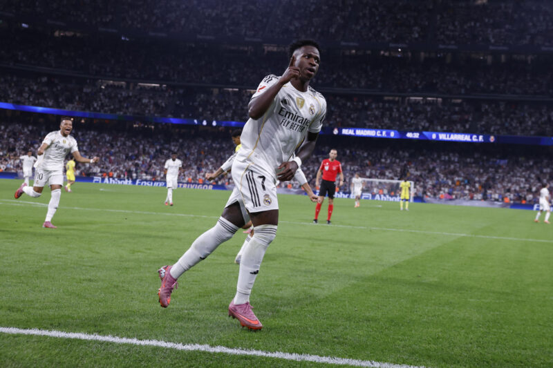 El delantero del Real Madrid Vinicius Jr celebra su gol contra el Villarreal, durante el partido de la jornada 8 de LaLiga EA Sports que Real Madrid y Villarreal disputaron en el estadio Santiago Bernabéu.- EFE/ Javier Lizón