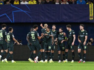 El centrocampista del Manchester Bernardo Silva (3-d) celebra con sus compañeros tras marcar el segundo gol ante el Villarreal, durante el partido de la Liga de Campeones que Villarreal CF y Manchester City disputan en el estadio La Cerámica. EFE/Andreu Esteban.