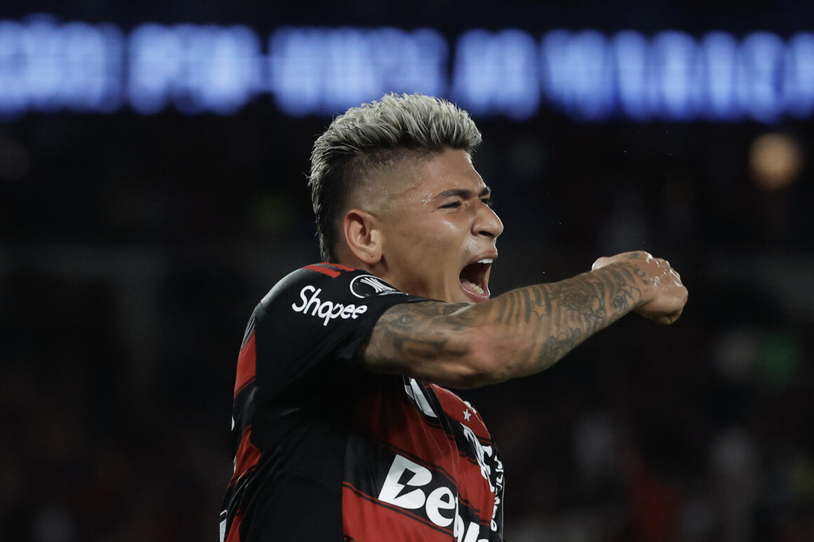 El  colombiano Jorge Carrascal celebra el gol que ha permitido a Flamengo ganar este miércoles el partido de ida de las semifinales de la Copa Libertadores por 1-0 a Racing Club en el estadio Maracaná de Río de Janeiro. EFE/ Antonio Lacerda