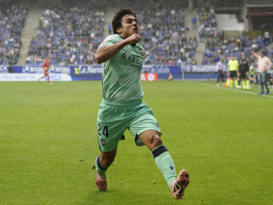 El centrocampista del Levante Carlos Alvarez celebra el gol marcado ante el Real Oviedo durante el partido de LaLiga EA Sports disputado por ambos equipos este sábado en el Estadio Carlos Tartiere de Oviedo. EFE/ Paco Paredes