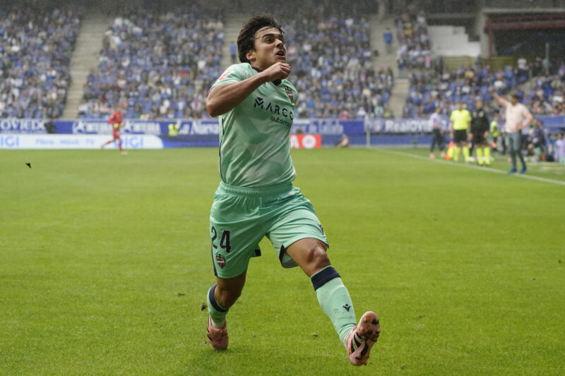 El centrocampista del Levante Carlos Alvarez celebra el gol marcado ante el Real Oviedo durante el partido de LaLiga EA Sports disputado por ambos equipos este sábado en el Estadio Carlos Tartiere de Oviedo. EFE/ Paco Paredes