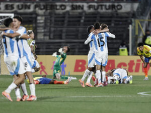 Jugadores de Argentina celebran este miércoles su paso a la final del Mundial Sub-20 de Chile tras vencer por 1-0 a Colombia en partido de las semifinales en el estadio Nacional de Santiago de Chile. EFE/ Osvaldo Villarroel