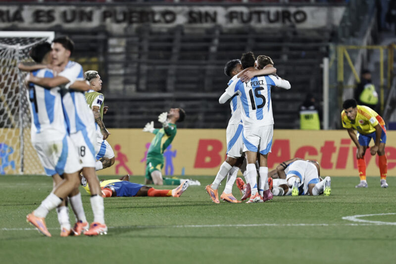 Jugadores de Argentina celebran este miércoles su paso a la final del Mundial Sub-20 de Chile tras vencer por 1-0 a Colombia en partido de las semifinales en el estadio Nacional de Santiago de Chile. EFE/ Osvaldo Villarroel