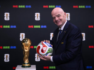 El presidente de la FIFA, Gianni Infantino, presenta el balón oficial de la Copa Mundial de 2026 en la sede del organismo. EFE/FIFA/ SOLO USO EDITORIAL Mundial 2026